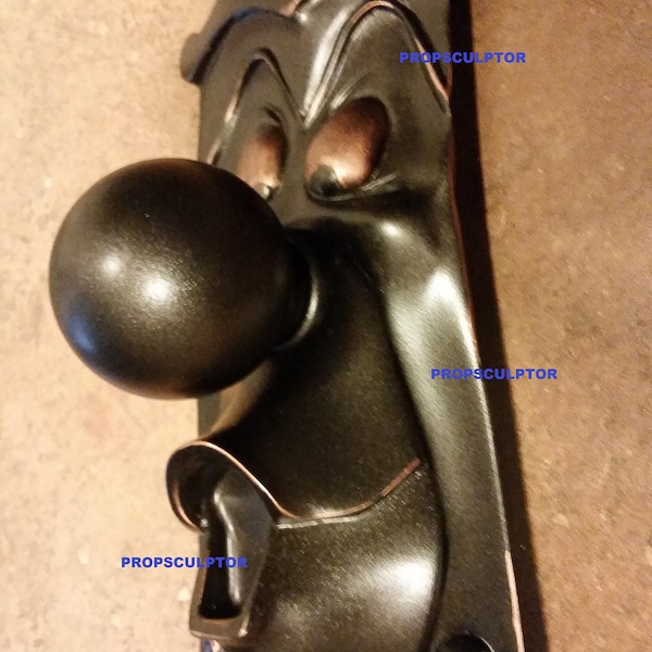 Wunderland inspirierter Türknauf, von mir modelliert und handbemalt.