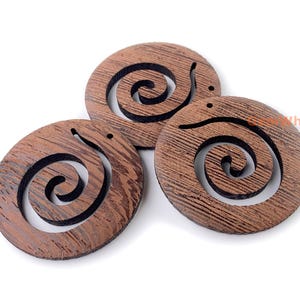 2 colgantes redondos de madera natural de 50 mm con corte en espiral, colgante de madera tallado en espiral estilo Koru, dije para pendientes