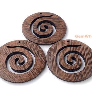 Conjunto de 2 pingentes redondos de madeira natural de 50 mm com recorte em espiral, pingente de madeira esculpido em espiral estilo Koru, pingente para brincos imagem 2
