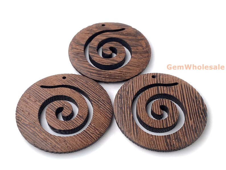 Conjunto de 2 pingentes redondos de madeira natural de 50 mm com recorte em espiral, pingente de madeira esculpido em espiral estilo Koru, pingente para brincos imagem 2