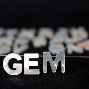 1 pieza de 10 mm de letras MOP blancas naturales A-Z 26 colgantes de nácar en mayúsculas, cuentas de letras del alfabeto de concha perforadas con orificio XGLO
