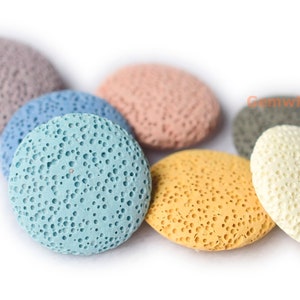 以下が含まれることがあります： 薄い青、ピンク、グレー、イエロー、ホワイトなど、さまざまな色の丸い滑らかな溶岩石が6つあります。石は小さな穴のあるテクスチャ加工された表面をしています。