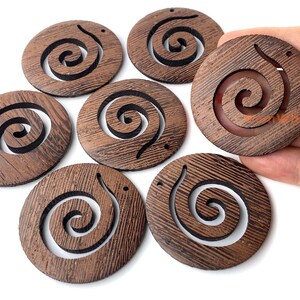 Conjunto de 2 pingentes redondos de madeira natural de 50 mm com recorte em espiral, pingente de madeira esculpido em espiral estilo Koru, pingente para brincos imagem 5