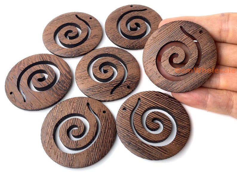 Conjunto de 2 pingentes redondos de madeira natural de 50 mm com recorte em espiral, pingente de madeira esculpido em espiral estilo Koru, pingente para brincos imagem 5