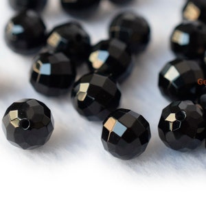 4 piezas de ágata negra de 8 mm, agujero medio redondo, 64 cuentas facetadas, ónix negro perforado a la mitad, piedra semipreciosa YGTO