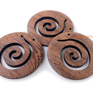 Conjunto de 2 pingentes redondos de madeira natural de 50 mm com recorte em espiral, pingente de madeira esculpido em espiral estilo Koru, pingente para brincos imagem 8