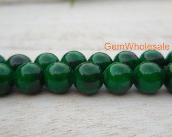 Pietra Preziosa Verde Scuro Isolata Su Bianco Illustrazione Di Stock