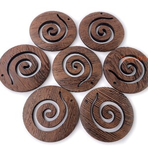 Conjunto de 2 pingentes redondos de madeira natural de 50 mm com recorte em espiral, pingente de madeira esculpido em espiral estilo Koru, pingente para brincos imagem 6