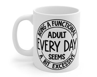 Könnte beinhalten: Weiße Keramik-Kaffeetasse mit einem schwarzen kreisförmigen Design mit der Aufschrift "Being a Functional Adult Every Day Seems a Bit Excessive."