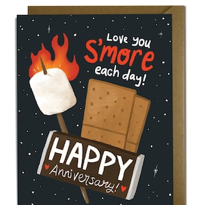 Tarjeta de aniversario: tarjeta de aniversario con S'mores, acampada, actividades al aire libre, comida y amor