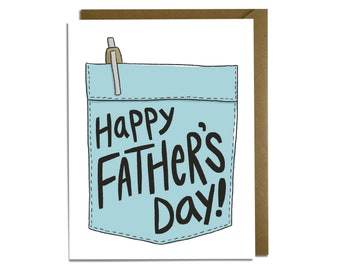 Pode incluir: Um cartão de felicitações branco com a ilustração de um bolso de camisa azul-claro com uma caneta cinzenta inserida. O texto Happy FATHER'S DAY! está impresso a tinta preta no bolso. O cartão é acompanhado por um envelope castanho atrás.