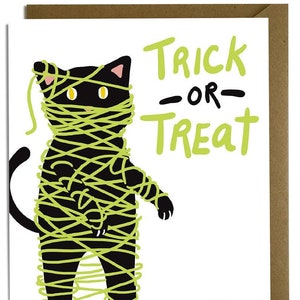 Cartão engraçado de Halloween - Doçura ou travessura de múmia de gato, neto, amigo