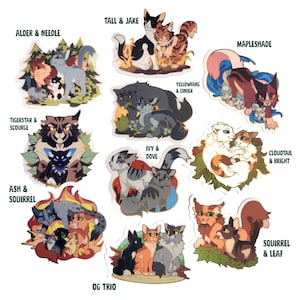 Op de afbeelding: Een verzameling kleurrijke kattenstickers met verschillende kattenparen en -trio's. Elke sticker heeft een uniek ontwerp, met namen als "Tall & Jake" en "Cloudtail & Bright". De stickers zijn omgeven door decoratieve elementen.