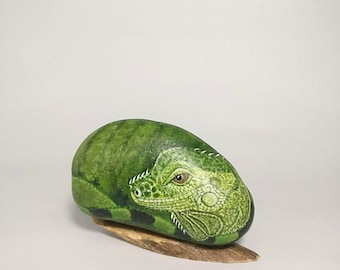 Green iguana painted on river stone, iguana, rock painting, paperweight, animal collectibles, reptiles, painted stone ornament