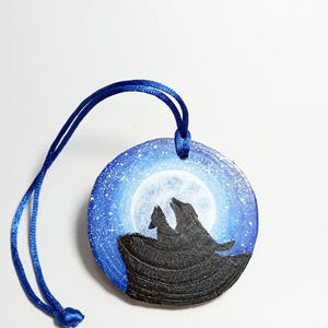 Howling wolf, Wooden hanging decoration, wolf painted on wood slice, wolf at night natural home decoration, rustic art, wild wolf,