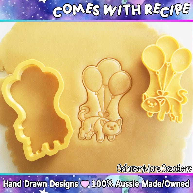 Pu&ograve; includere: Tre formine per biscotti in plastica gialla: un gatto con palloncini, un contorno di gatto e un gatto con palloncini. Le formine sono su una superficie marrone chiaro. Il testo include "COMES WITH RECIPE", "Crimson Mane Creations" e "Hand Drawn Designs 100% Aussie Made/Owned".