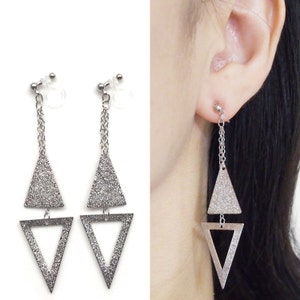 Metallic Silber Dreieck Unsichtbare Ohrclips, Geometrische Ohrclips, Nicht durchbohrte Ohrringe, Minimalistische Ohrclips, Geschenk für Sie