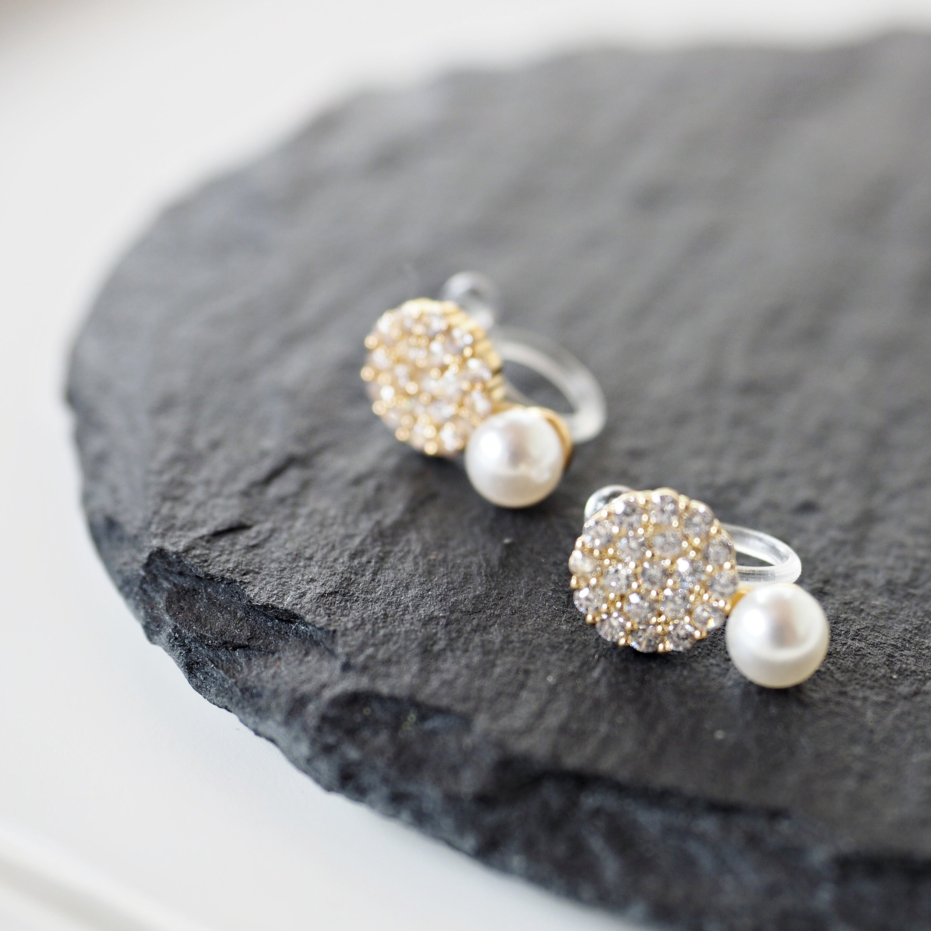 Orecchini 'Fiore di perla' a monachella clips - metallo rh no nickel