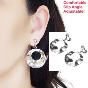 Silber Kreis-Clip auf Ohrringe - gebogenen Kreis-Clip auf Ohrringe baumeln – nicht durchbohrte Ohrringe – Aussage gehämmert Reifen Clip auf Ohrringe