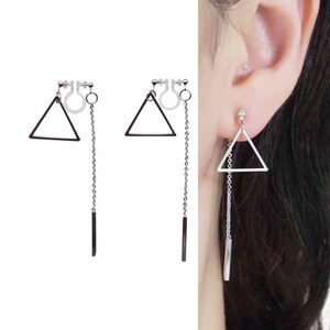 Pode incluir: Um par de brincos de pressão prateados com uma estrutura triangular geométrica e uma corrente longa e delicada que termina numa barra de metal fina e reta. O design inclui um pequeno clipe de plástico transparente para a orelha.