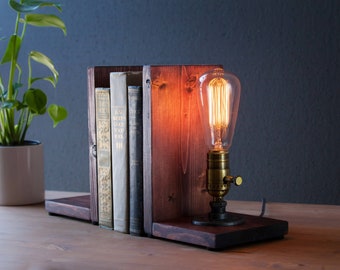 Lámpara bookend/Decoración rústica del hogar/Lámpara industrial/Luz Steampunk/Lámpara única/Housewarming/Regalo para hombres y amantes de los libros/Accesorios de escritorio