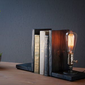 Lampe serre-livres/Décoration rustique/Lampe industrielle/Lumière steampunk/Lampe unique/pendaison de crémaillère/Cadeau pour homme et amoureux des livres/Accessoires de bureau image 5