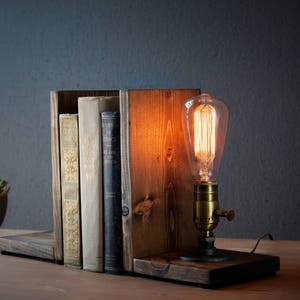 Lampe serre-livres/Décoration rustique/Lampe industrielle/Lumière steampunk/Lampe unique/pendaison de crémaillère/Cadeau pour homme et amoureux des livres/Accessoires de bureau image 10