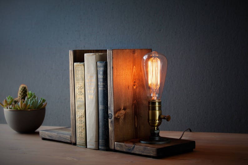 Lampe serre-livres/Décoration rustique/Lampe industrielle/Lumière steampunk/Lampe unique/pendaison de crémaillère/Cadeau pour homme et amoureux des livres/Accessoires de bureau image 10