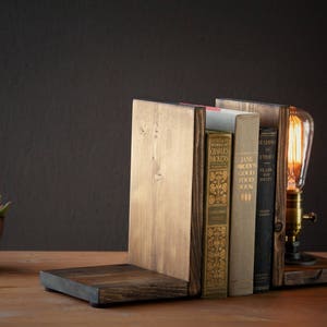 Lampe serre-livres/Décoration rustique/Lampe industrielle/Lumière steampunk/Lampe unique/pendaison de crémaillère/Cadeau pour homme et amoureux des livres/Accessoires de bureau image 9