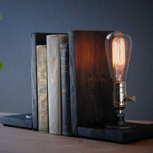 Lampe serre-livres/Décoration rustique/Lampe industrielle/Lumière steampunk/Lampe unique/pendaison de crémaillère/Cadeau pour homme et amoureux des livres/Accessoires de bureau image 6