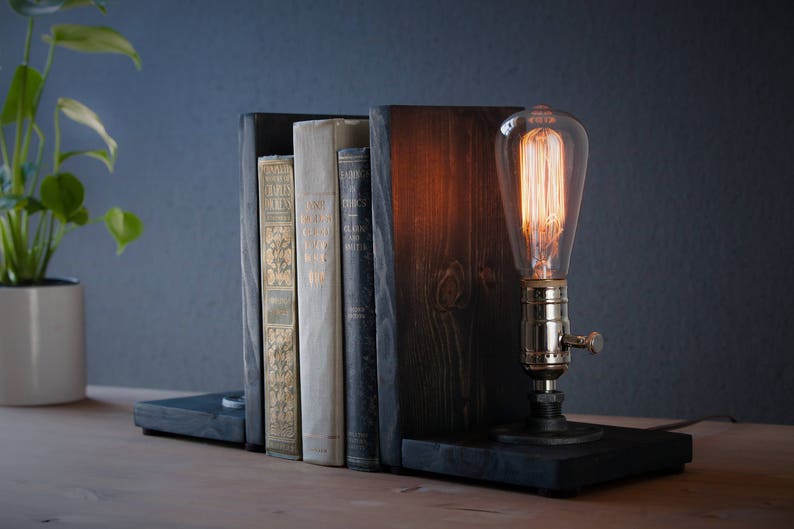 Lampe serre-livres/Décoration rustique/Lampe industrielle/Lumière steampunk/Lampe unique/pendaison de crémaillère/Cadeau pour homme et amoureux des livres/Accessoires de bureau image 6