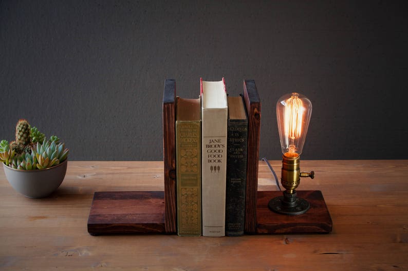 Lampe serre-livres/Décoration rustique/Lampe industrielle/Lumière steampunk/Lampe unique/pendaison de crémaillère/Cadeau pour homme et amoureux des livres/Accessoires de bureau image 7