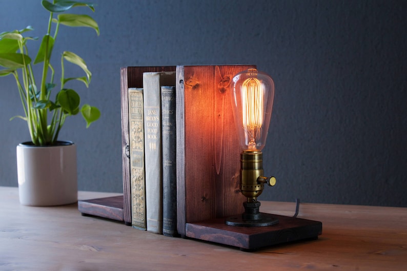 Lampe serre-livres/Décoration rustique/Lampe industrielle/Lumière steampunk/Lampe unique/pendaison de crémaillère/Cadeau pour homme et amoureux des livres/Accessoires de bureau image 1