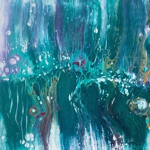 Puede incluir: Pintura abstracta con pintura turquesa, púrpura y blanca que gira. La pintura crea un patrón fluido y orgánico que recuerda a la vida submarina.