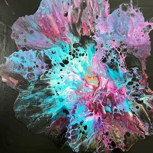 Könnte beinhalten: Abstraktes Gemälde mit wirbelnden Farben in Türkis, Rosa, Lila und Weiß auf schwarzem Hintergrund. Die Farbe hat eine strukturierte, blasenartige Oberfläche.