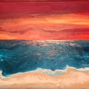 Könnte beinhalten: Abstrakte Malerei eines Sonnenuntergangs über dem Meer. Der Himmel ist leuchtend rot und orange mit goldenem Glitzer, und das Wasser ist tiefblau mit weißem Schaum am Ufer.