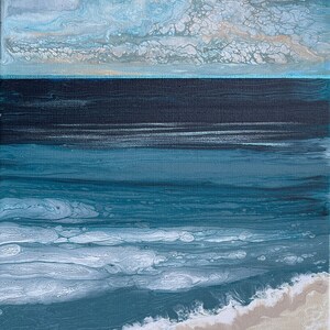Könnte beinhalten: Abstrakte Malerei eines Meeresbildes mit einem blauen und weißen Himmel, einem dunkelblauen Band, einem türkisfarbenen Meer mit weißen Wellen und einem beigefarbenen Strand am unteren Rand. Die Unterschrift des Künstlers "Dianelison" befindet sich in der unteren rechten Ecke.