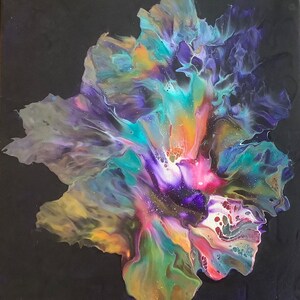 Puede incluir: Pintura abstracta de una flor colorida con tonos de morado, azul, verde, amarillo y rosa sobre un fondo negro.