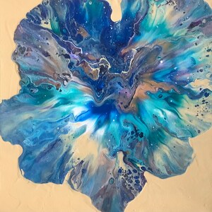 Könnte beinhalten: Abstrakte Malerei mit wirbelnden blauen, türkisfarbenen und weißen Farben. Das Gemälde hat eine blumenartige Form mit einem hellbraunen Hintergrund.
