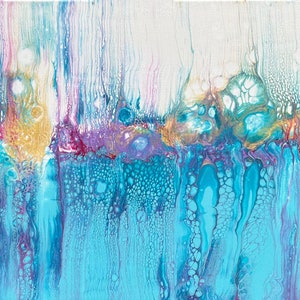 Könnte beinhalten: Abstrakte Acrylmalerei mit fließendem Design. Das Kunstwerk zeigt eine Mischung aus Farben, darunter Türkis, Lila, Gold und Rosa, die einen dynamischen und strukturierten visuellen Effekt erzeugen. Das Gemälde hat eine horizontale Ausrichtung.
