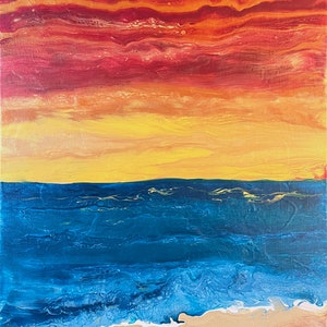 Könnte beinhalten: Abstrakte Malerei eines Sonnenuntergangs über dem Meer. Der Himmel ist leuchtend rot und orange mit gelben Streifen. Das Meer ist tiefblau, mit weißen Wellen, die an der Küste brechen. Der Sand ist hellbraun.