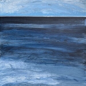 Könnte beinhalten: Abstrakte Malerei eines Meeresbildes mit blauem Himmel, dunkelblauem Wasser und einem Sandstrand am Boden.