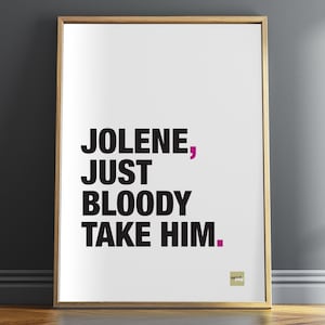 Może przedstawiać: Oprawiony wydruk z tekstem "JOLENE, JUST BLOODY TAKE HIM." w kolorze czarnym, z magenta akcentami. Wydruk jest w drewnianej ramie, na szarej ścianie. Humorystyczne dzieło sztuki.