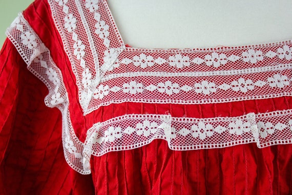 Vintage 1970s Red with White Lacy Trim Peasant Dr… - image 4