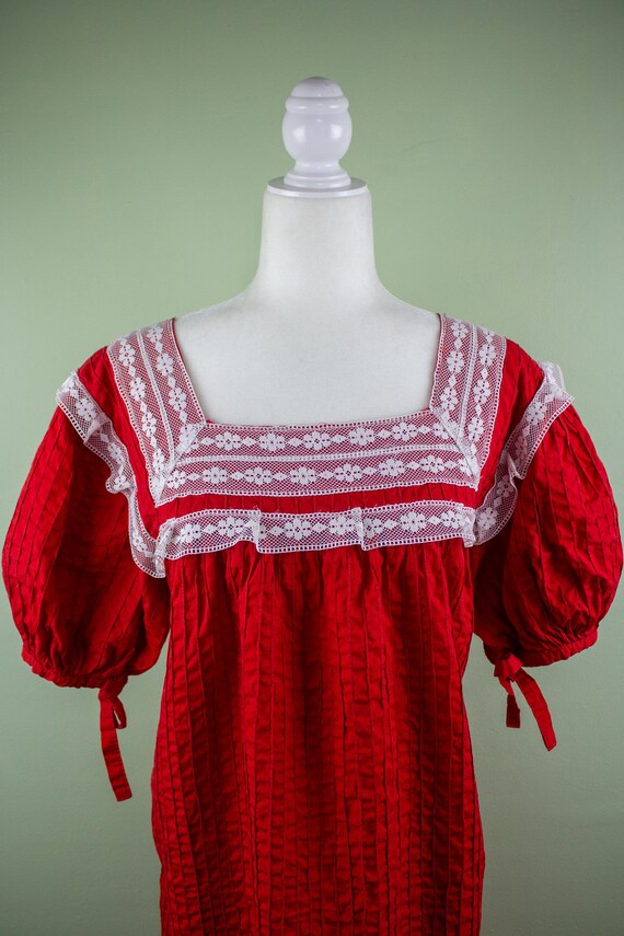 Vintage 1970s Red with White Lacy Trim Peasant Dr… - image 3
