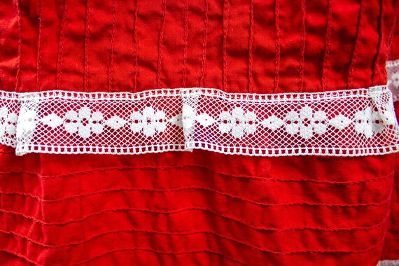 Vintage 1970s Red with White Lacy Trim Peasant Dr… - image 9