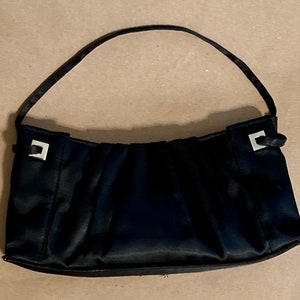 Monedero vintage de satén negro de La Regale