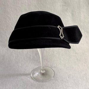 Vintage 1950s‎ Veeda Louisa Romantic Black Satin Bow Velvet Slouchy Beret Hat Veeda Louisa Hat - Etsy main image 2
