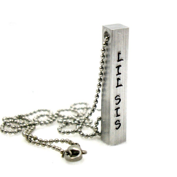 Collier petite soeur, Collier barre en aluminium, Collier estampé à la main, Collier barre en aluminium quatre faces, Collier barre personnalisé estampé à la main, Club d'étudiantes