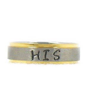 Op de afbeelding: Een zilveren ring met een gouden band en het woord "HIS" gegraveerd op de band.